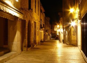 alley-250033_640.jpg